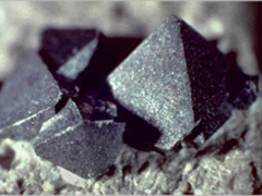 자철석(magnetite) 사진