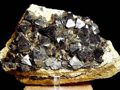 자철석(magnetite) 사진