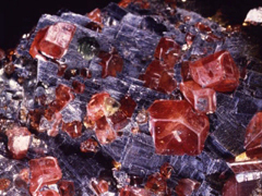 장미휘석(rhodonite) 사진