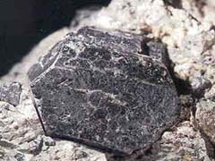 보통 휘석(augite) 사진